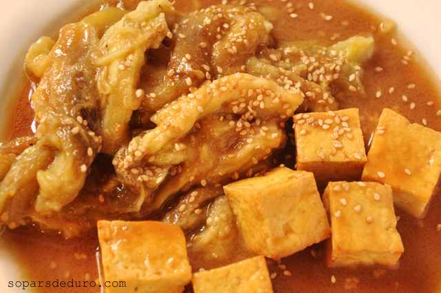 Albergínia amb tofu i salsa de miso
