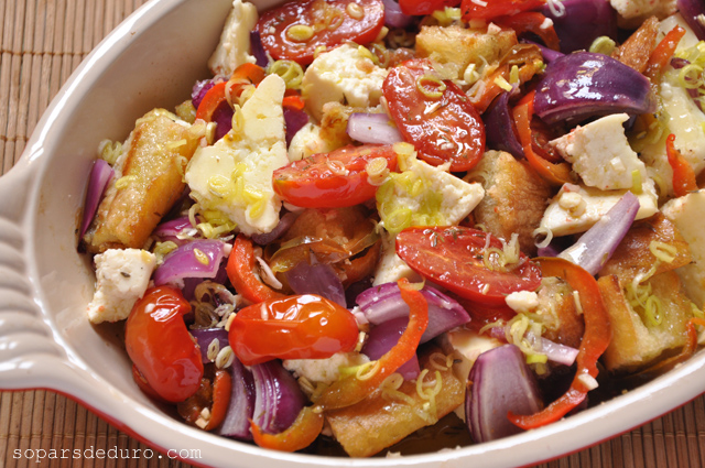 Amanida de tomàquet i crostons