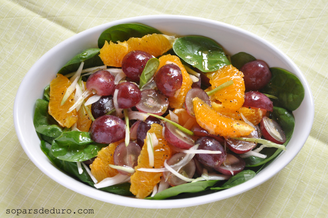 Amanida d’espinacs, raïm i taronja