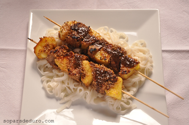 Broquetes de gall dindi i pinya