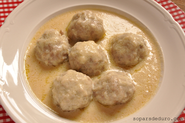 Mandonguilles amb salsa d’ou i llimona