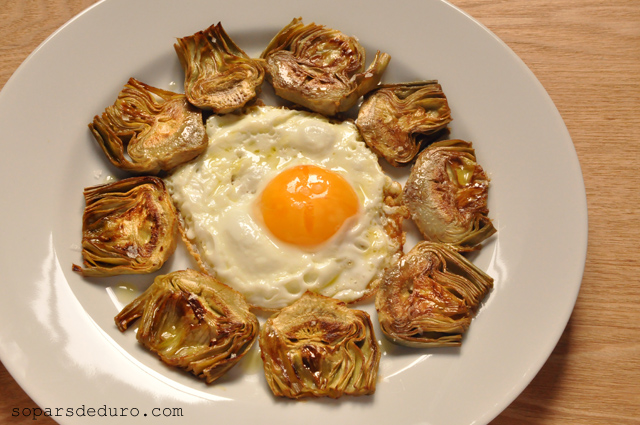 Ous ferrats amb làmines de carxofa