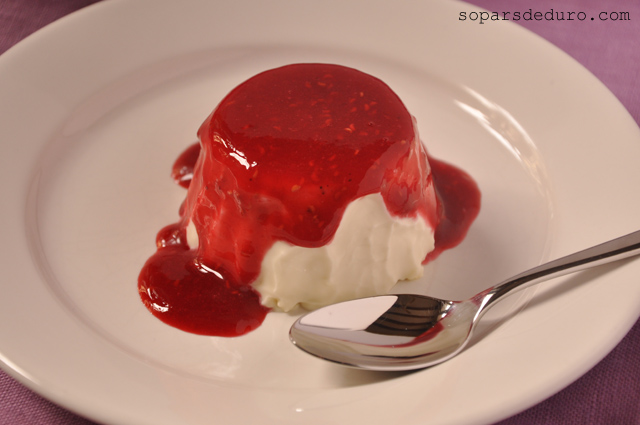 Panna cotta amb coulis vermell