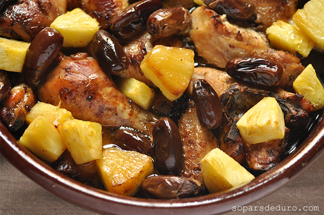 Pollastre amb pinya i dàtils