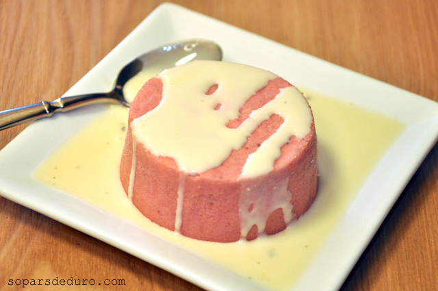 Semifred de maduixots amb salsa de xocolata blanca