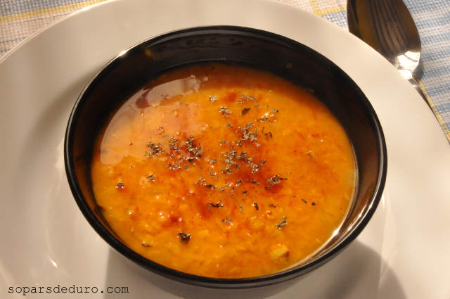 Sopa de llenties vermelles